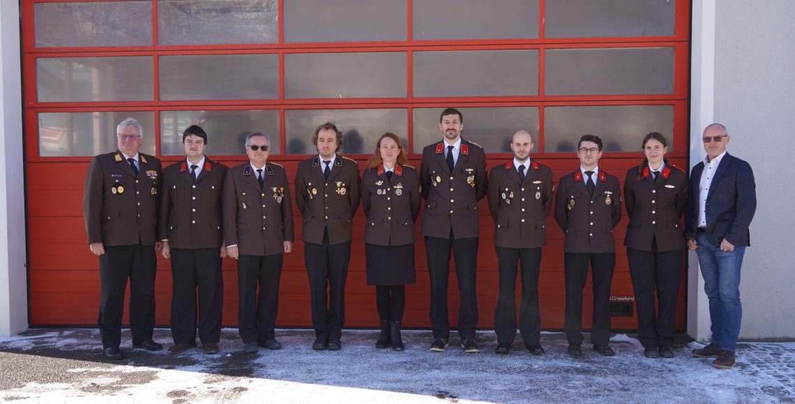 Gruppenfoto mit dem Kommando, den Gemeindevertretern und den Sachbearbeitern.