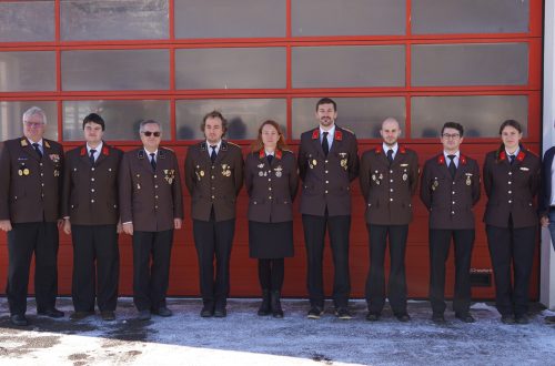 Gruppenfoto mit dem Kommando, den Gemeindevertretern und den Sachbearbeitern.